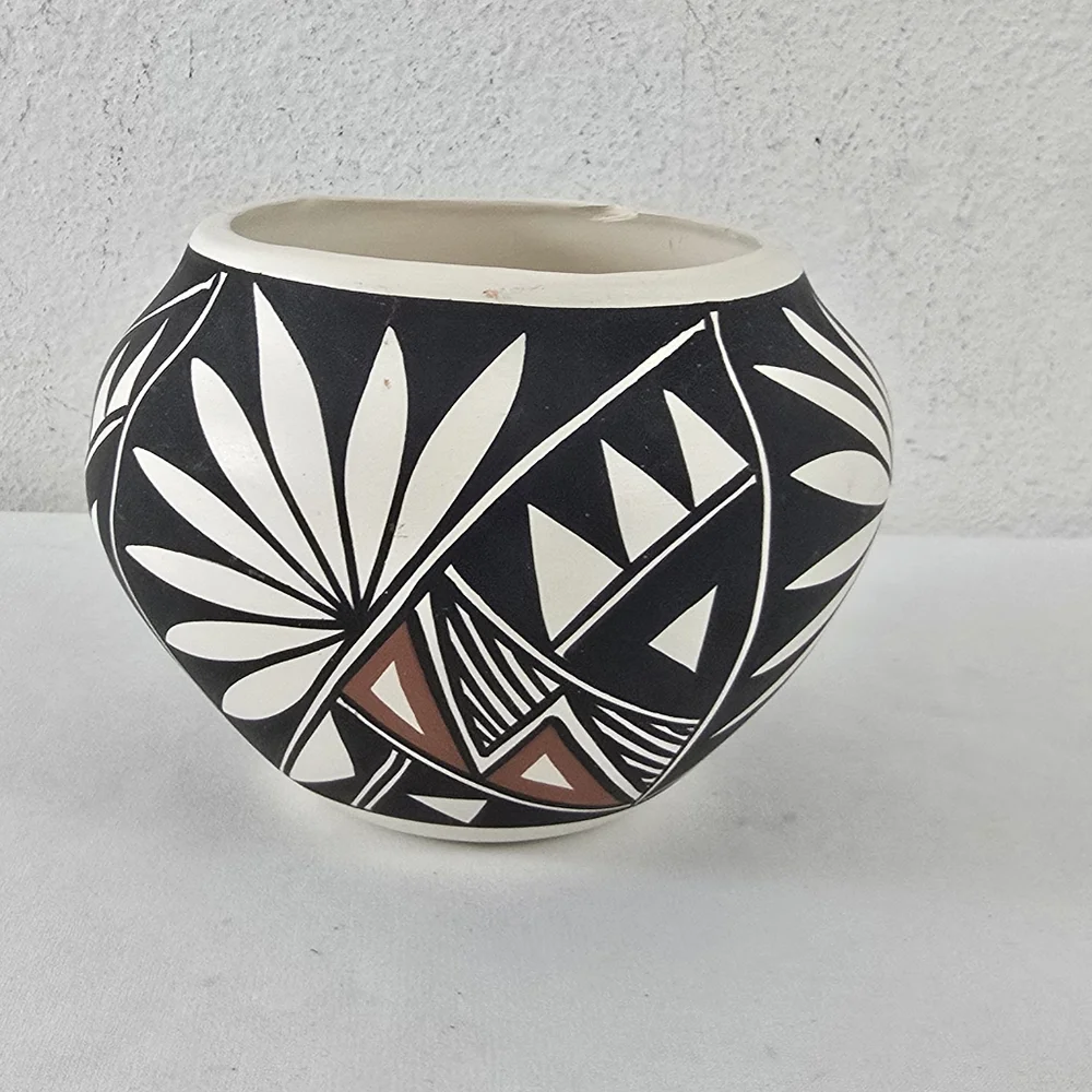 Vintage Hand  Painted Acoma Pottery Jar Signed Victorino - Picture 2 of 9